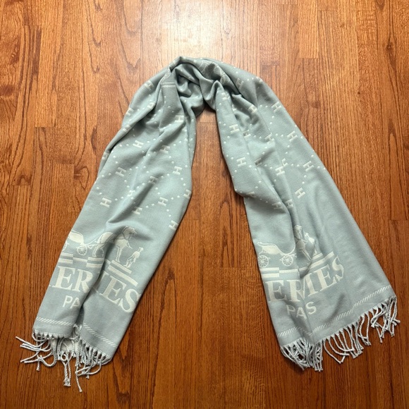 Hermès fringe scarf in light gray and white cashmere and silk - Picture 2 of 13